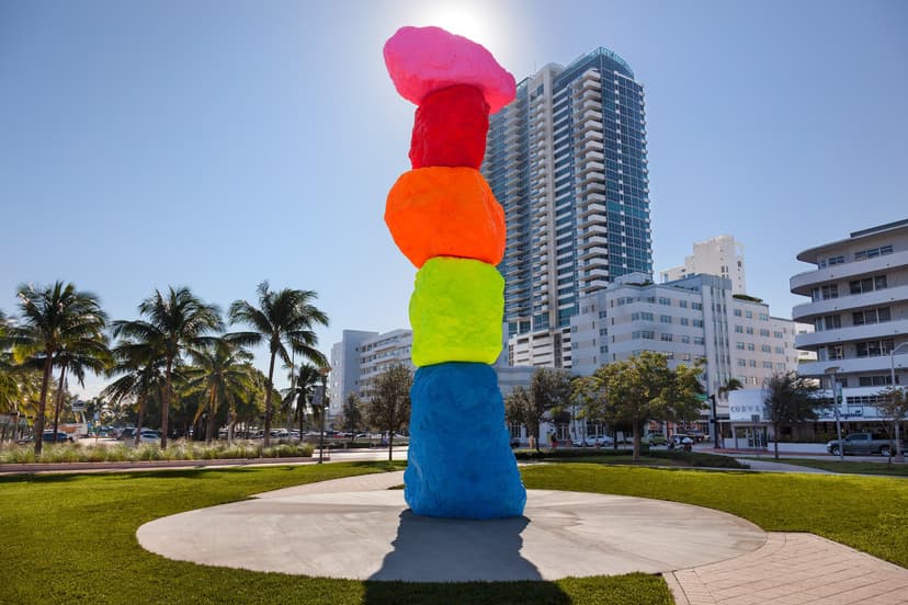 Ugo Rondinone, Miami Mountain, 2016, installation view, Collins Park, The Bass, Miami Beach