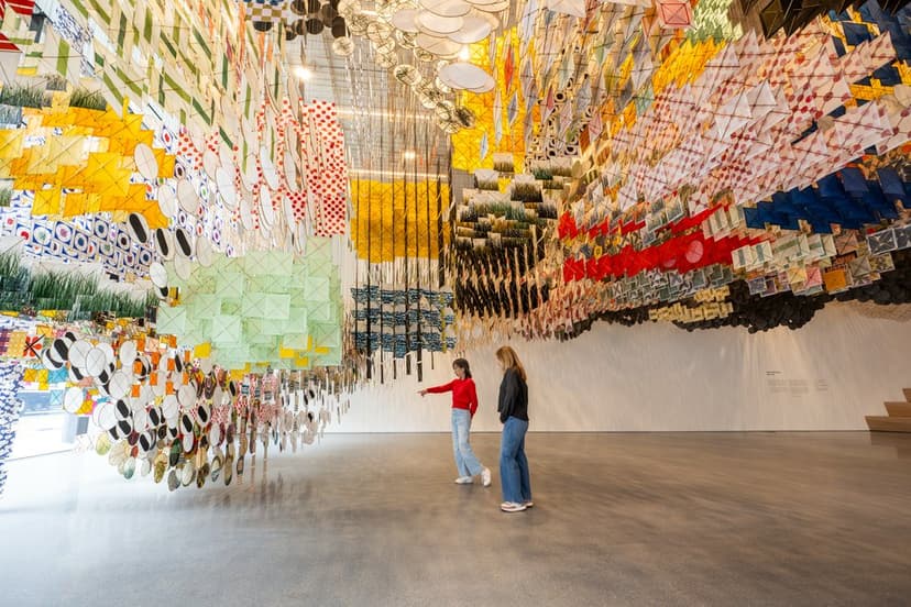 Jacob Hashimoto: Giant Arc (installation view, SFMOMA), 2026. Photo: Don Ross