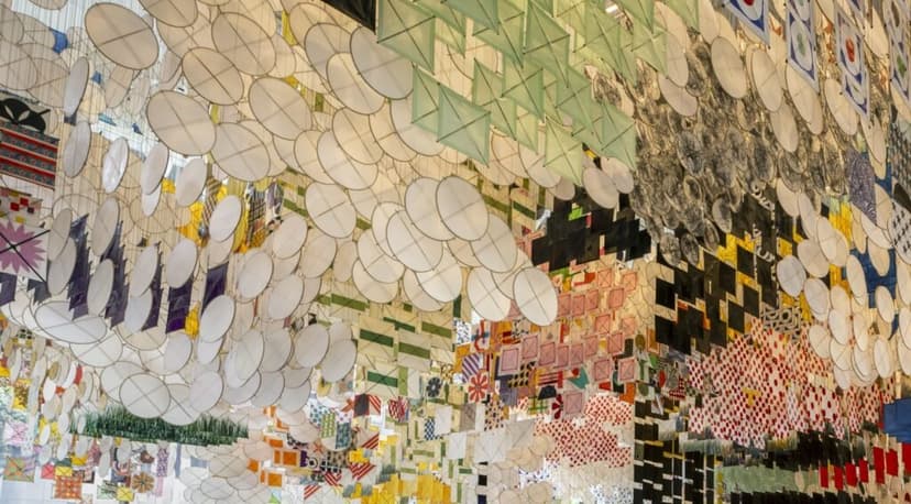 Jacob Hashimoto: Giant Arc (installation view, SFMOMA), 2026. Photo: Don Ross